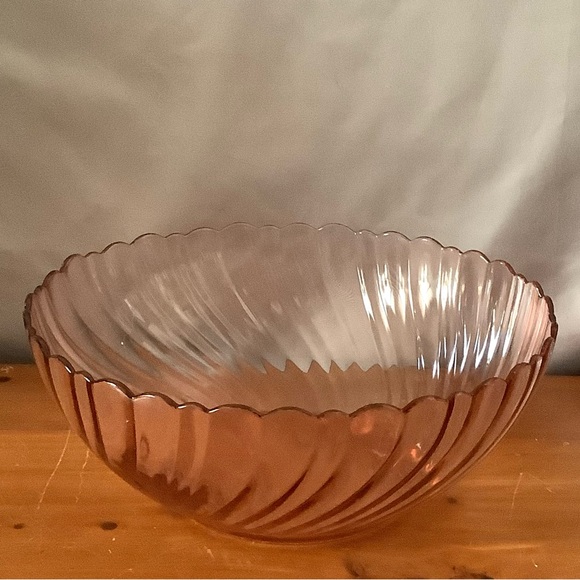 Beautiful Rosaline Pink Arcoroc France Large Swirl Serving Bowl - Picture 3 of 6